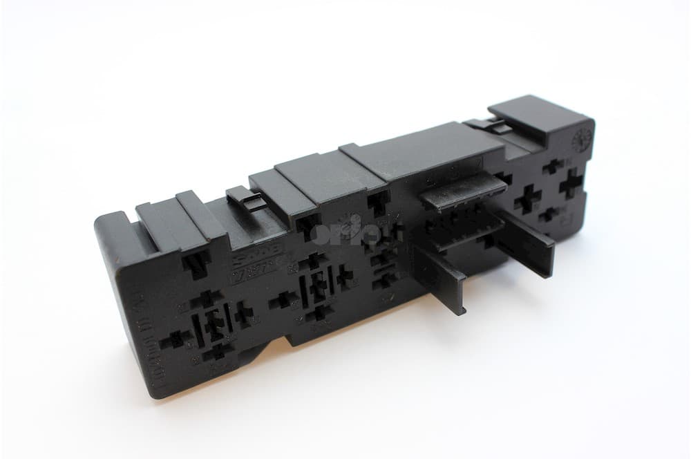 Relay socket