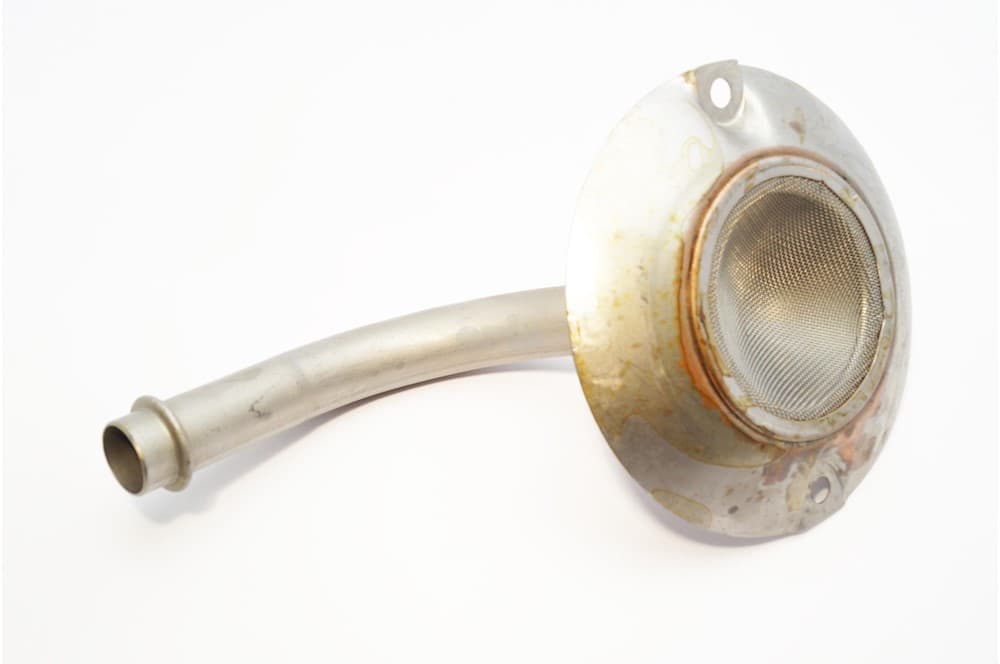 Suction pipe, oil pump