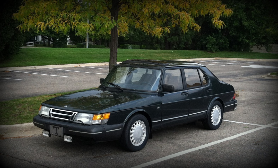 Saab 900s 1993 Scarab Green on parking lot